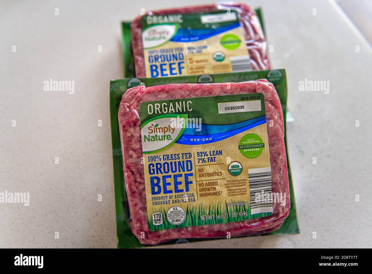 Roseland, USA - 27 aprile 2025: Erba di manzo macinata alimentata cruda con carne cotta dal marchio Aldi Simply Nature, cibo biologico in confezione di plastica Foto Stock