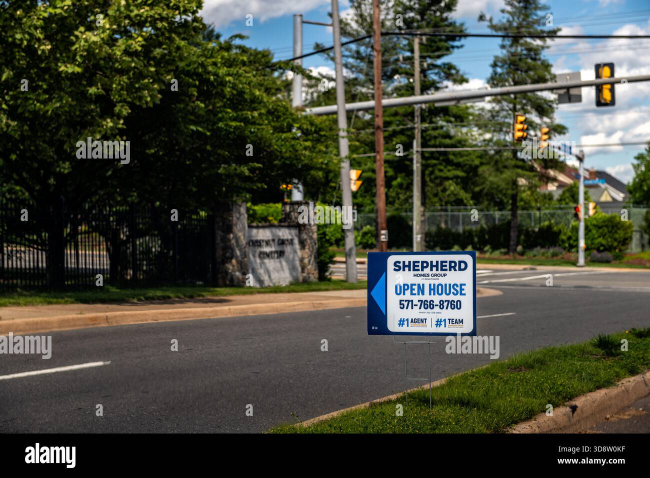 Herndon, Stati Uniti d'America - 24 maggio 2025: Virginia Empty Road nella città di Fairfax County, con Nobody and Shepherd open House cartello presso il cimitero Foto Stock