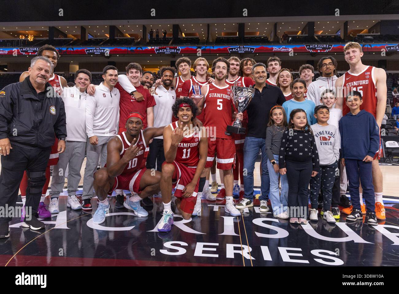 PALM DESERT, CA - NOVEMBER 28: Members of the Stanford Cardinal men's basketball team stand center court with their Acrisure Series Champion trophy following a Acrisure Series men's college basketball tournament game between the Stanford Cardinals and the St. Louis Billikens on November 28, 2025, at the Acrisure Arena in Palm Desert, CA. (Photo by Greg Fiore/Icon Sportswire) (Icon Sportswire via AP Images) Foto Stock