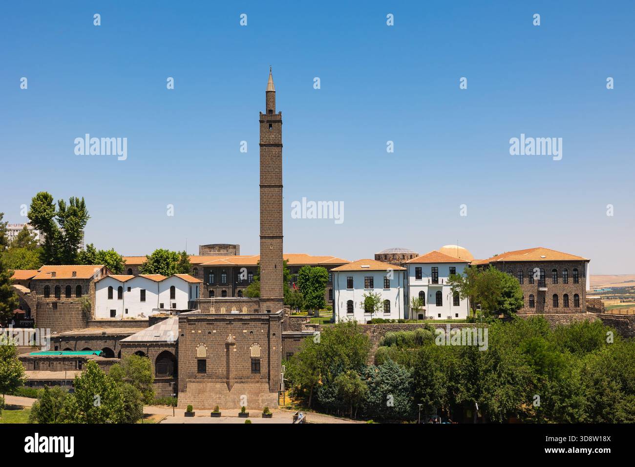 Moschea Hazreti Suleyman e Museo Diyarbakir sullo sfondo. Visita Diyarbakir. Foto Stock