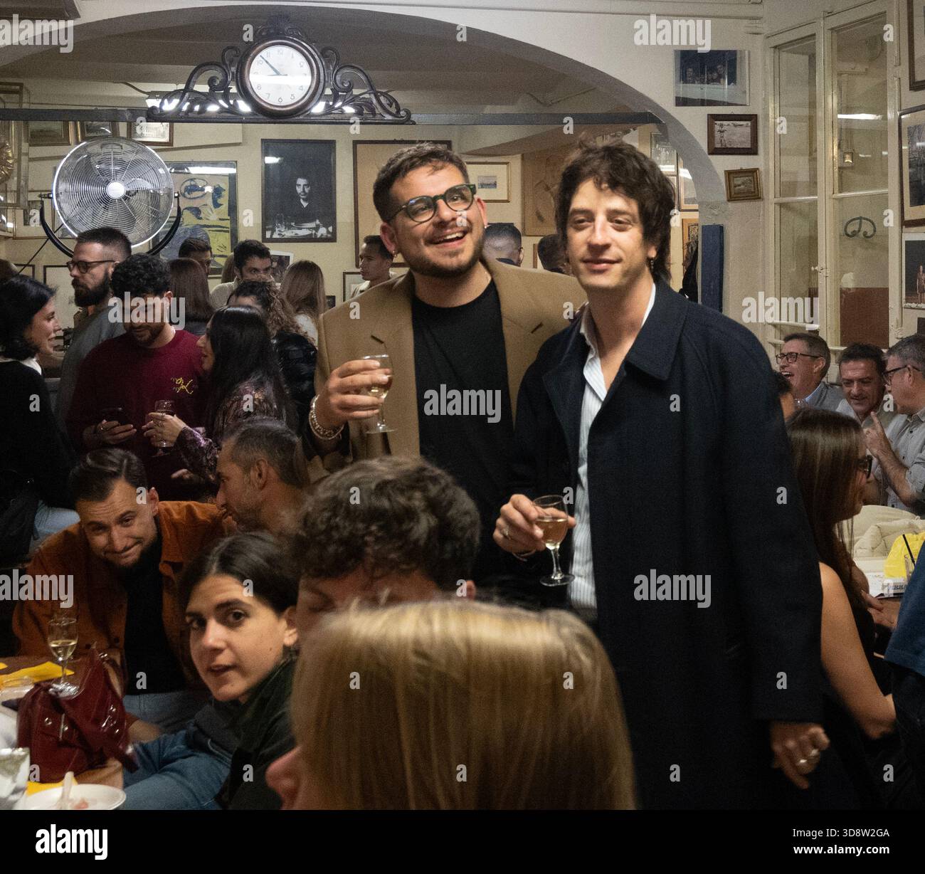Dal 1455 l'Osteria del Sole serve bevande nella città vecchia di Bologna. Puoi portare il tuo cibo e un posto molto popolare tra gli studenti e la gente del posto Foto Stock