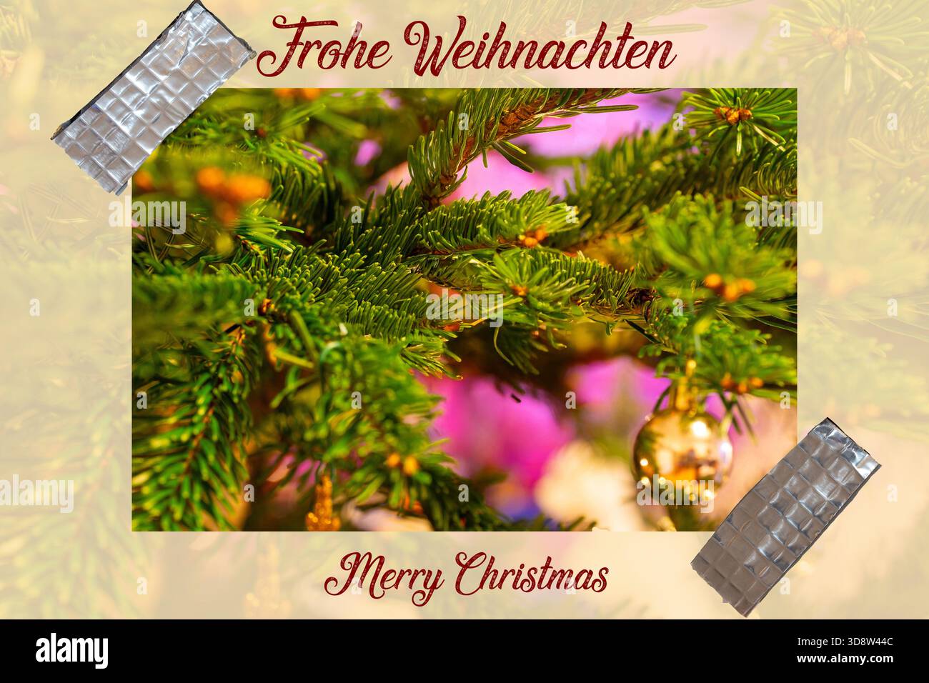 (Montaggio fotografico) auguri natalizi natalizi da un albero di Natale decorato con cornice e testo FROHE WEIHNACHTEN e BUON NATALE Foto Stock