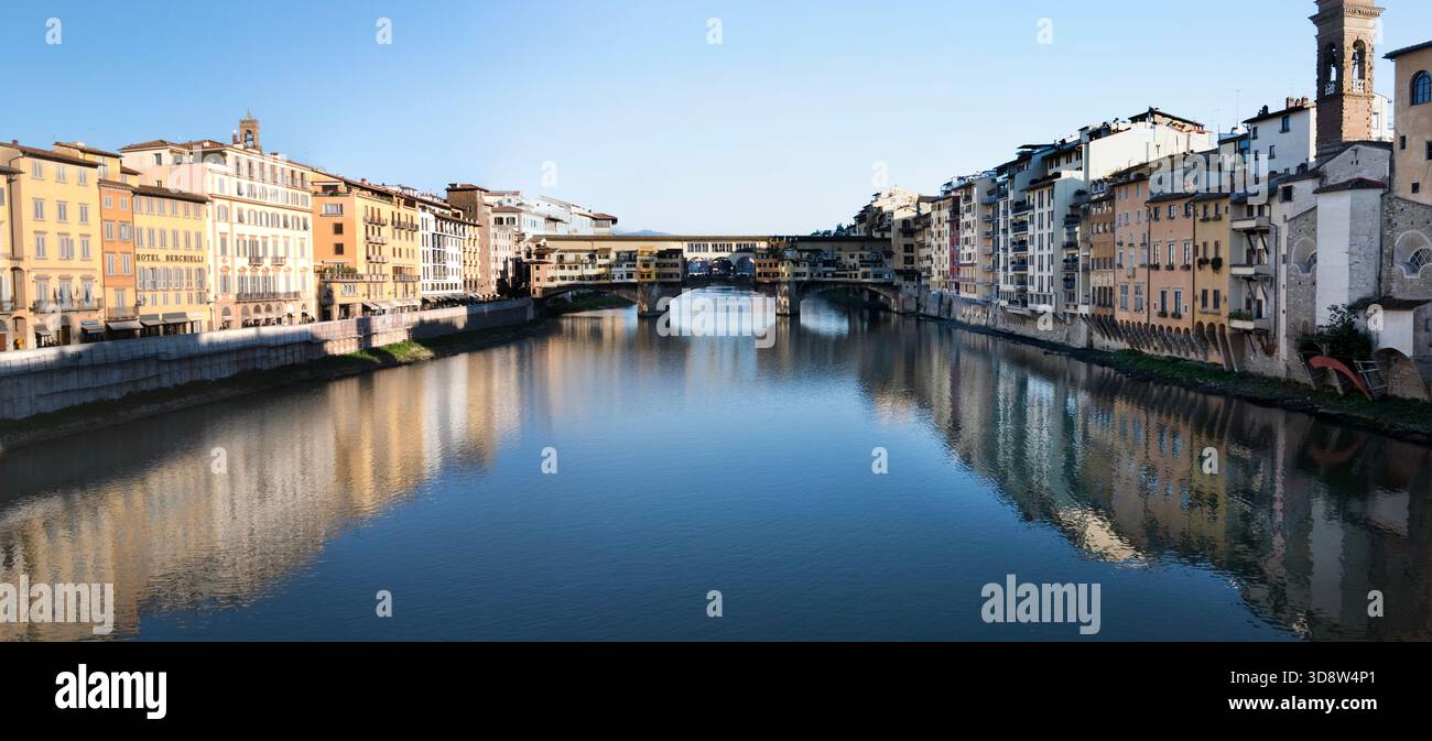 Il Ponte Vecchio sul fiume Arno a Firenze in Italia, grande luogo turistico che ora offre negozi di gioielleria, un incrocio di epoca romana. L'unico ponte rimasto dopo la seconda guerra mondiale Foto Stock