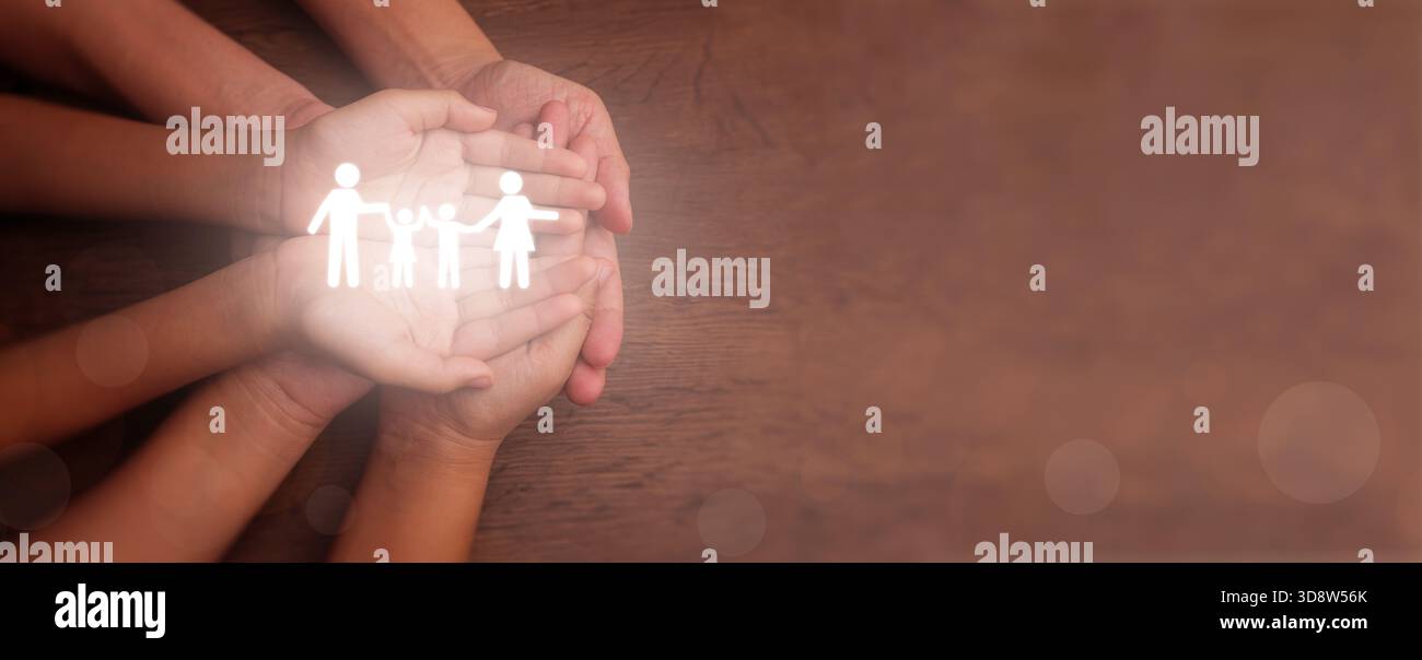 Mani che tengono un'icona luminosa della famiglia, simboleggiano la salute mentale della famiglia, la sicurezza domestica, l'adozione e l'affidamento, il sostegno alla beneficenza senza dimora, la scuola di casa Foto Stock