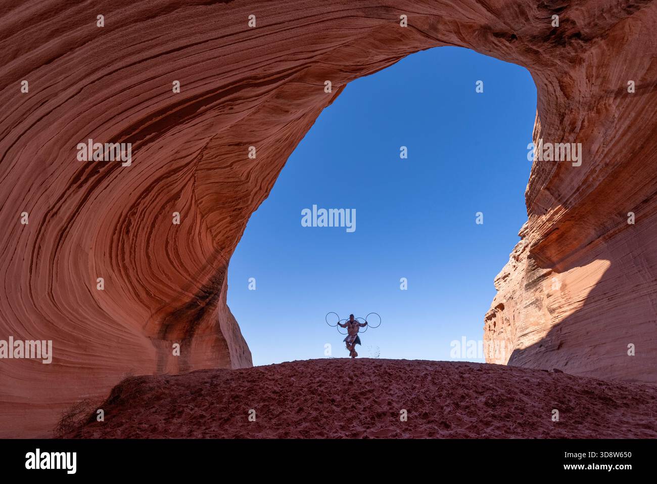 Tomas Hunt Hop balla nella Shell Cave, Page, Arizona Foto Stock