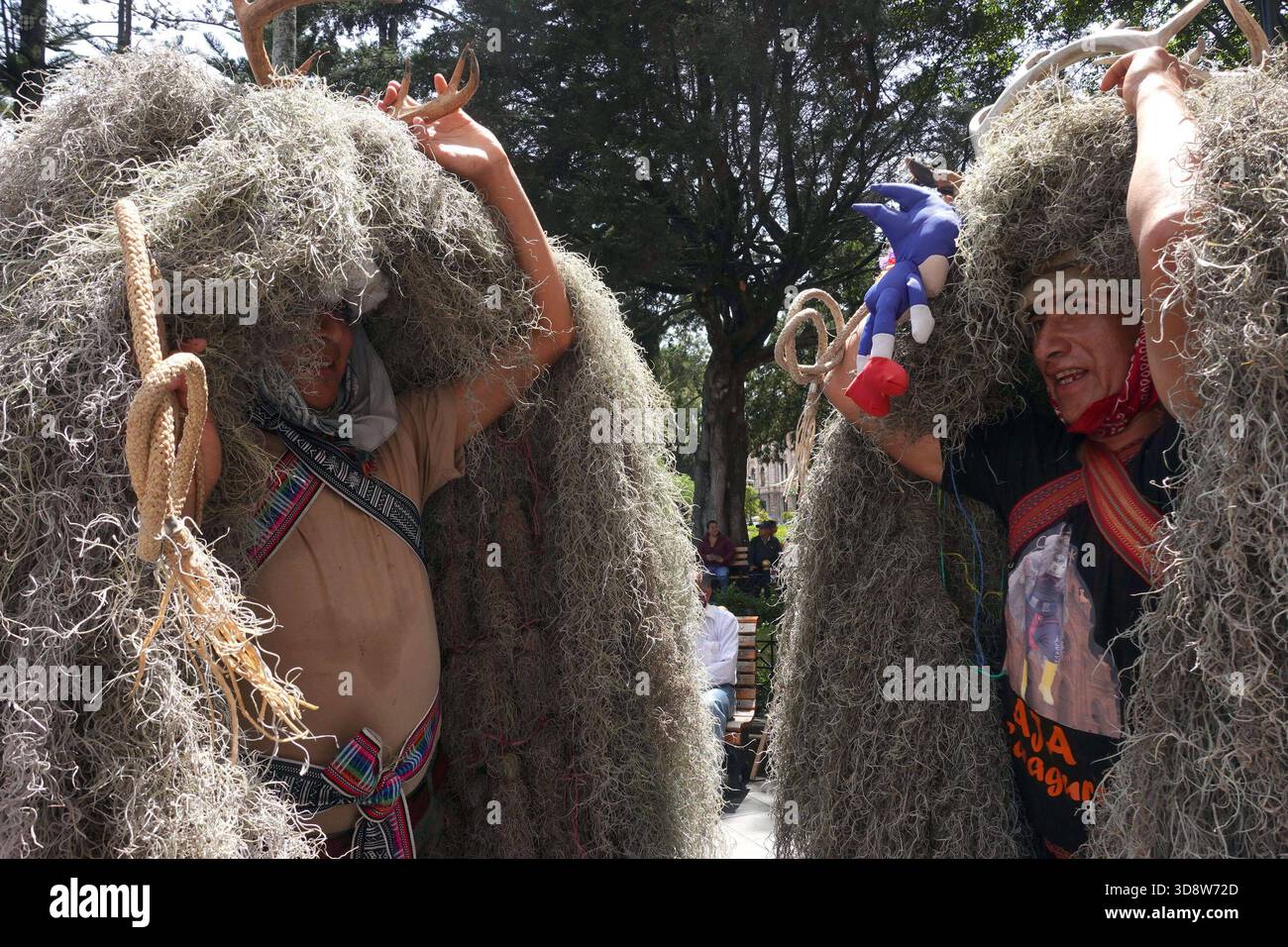 CUENCA ENCOUNTER MARKANTAYTAS SARAGURO Cuenca, Ecuador 2 dicembre 2025 nel cantone di Saraguro, la celebrazione delle festività natalizie si sviluppa in modo speciale con giorni prima delle attività che permettono di rafforzare le tradizioni di questo settore interculturale della provincia di Loja, così domenica 07 dicembre Saraguro vivrà il tradizionale incontro dei markantaytas, una delle manifestazioni culturali più importanti di questa magica città oggi attraverso le vie centrali di Cuenca ha promosso l'incontro con la foto di danza markantaytas Boris Romoleroux API SOI CUENCA ENCUENT Foto Stock