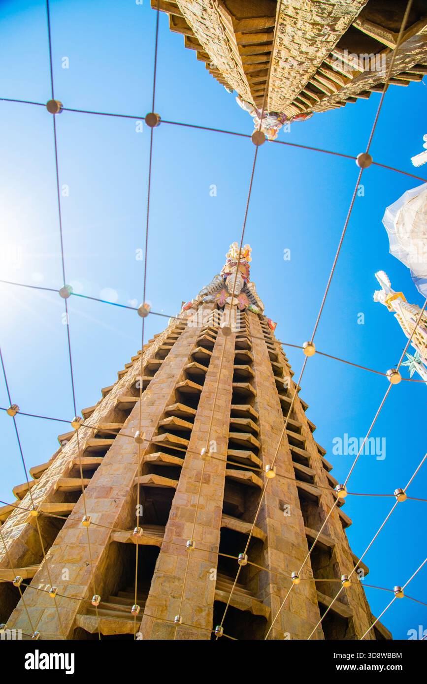 Barcellona, Spagna - 12 luglio 2025: Le torri della Sagrada Famillia Basilique a Barcellona, Spagna Foto Stock