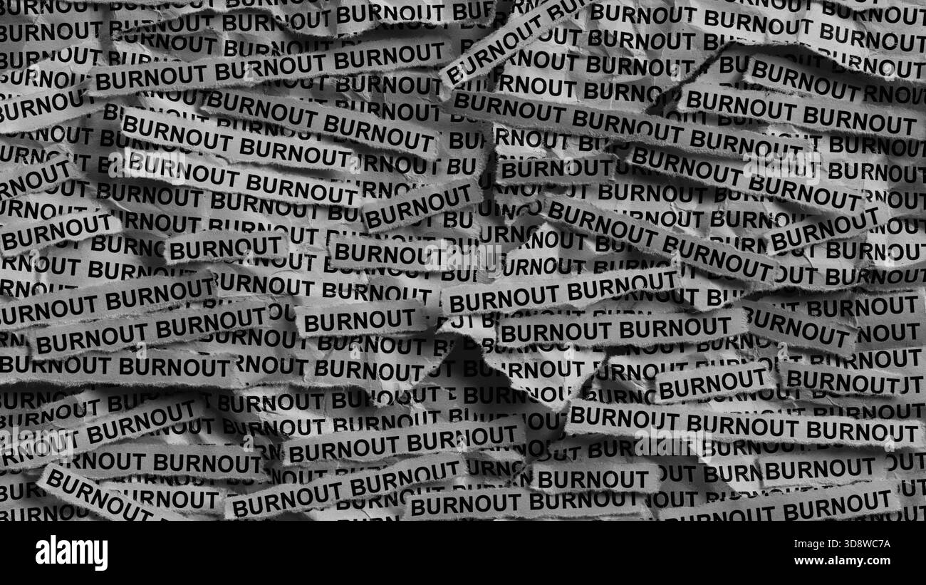 Strisce di giornali con le parole Burnout scritte sopra. Bianco e nero. Primo piano. Foto Stock