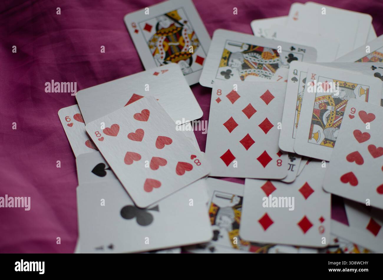 Un mazzo di carte da gioco sparse in modo caotico, sfondo, carta da parati Foto Stock