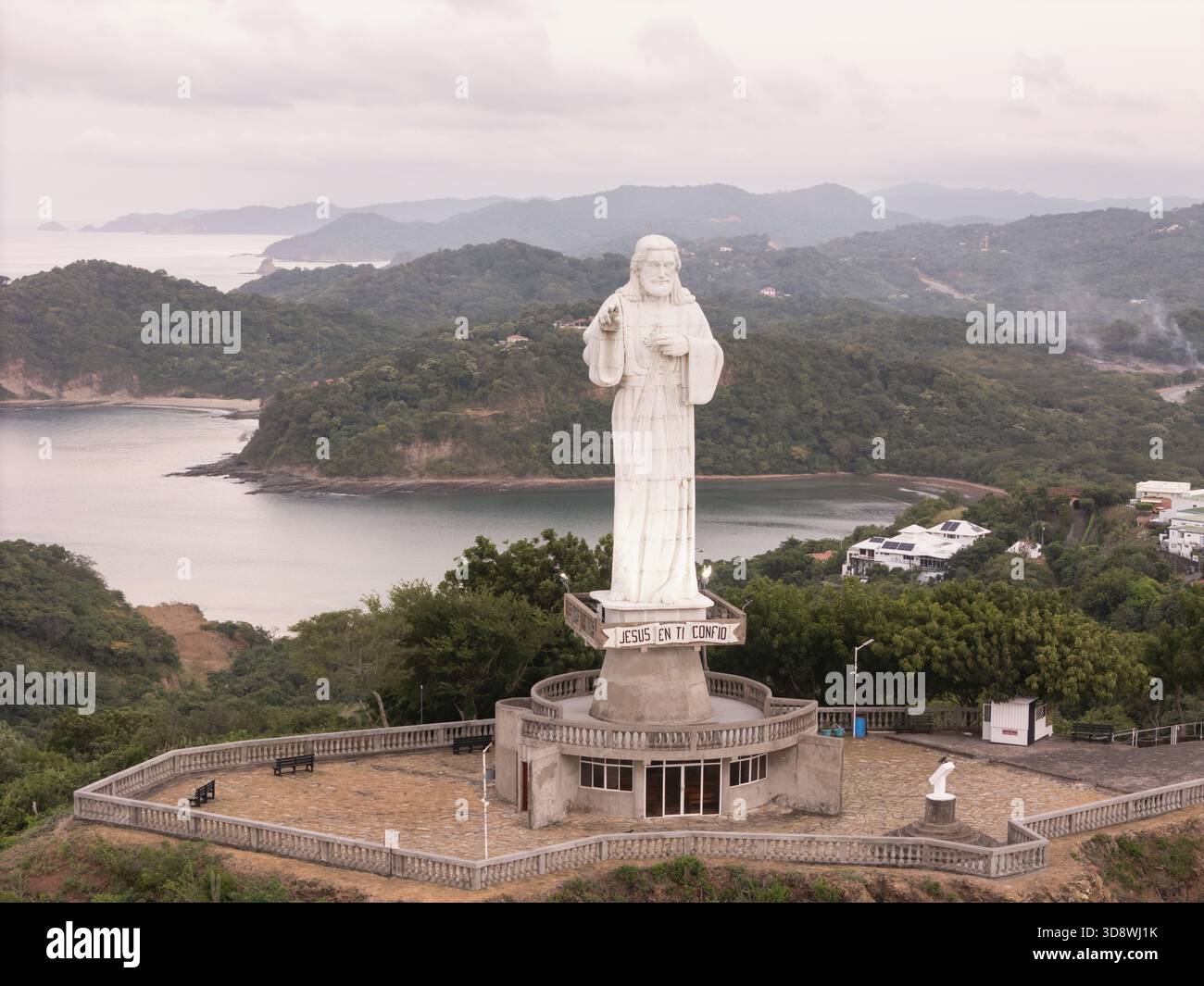 La grande statua di Gesù si erge su una scogliera a San juan del sur, con una splendida vista sull'oceano e sulle colline che la circondano. Foto Stock