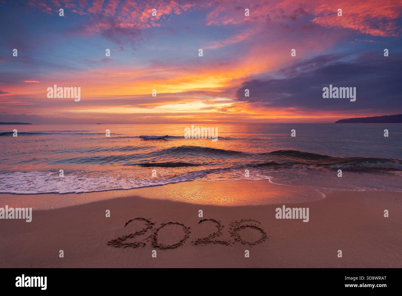 Happy New Year 2026, scritta sulla spiaggia. Testo scritto sulla spiaggia al sorgere del sole. Foto Stock
