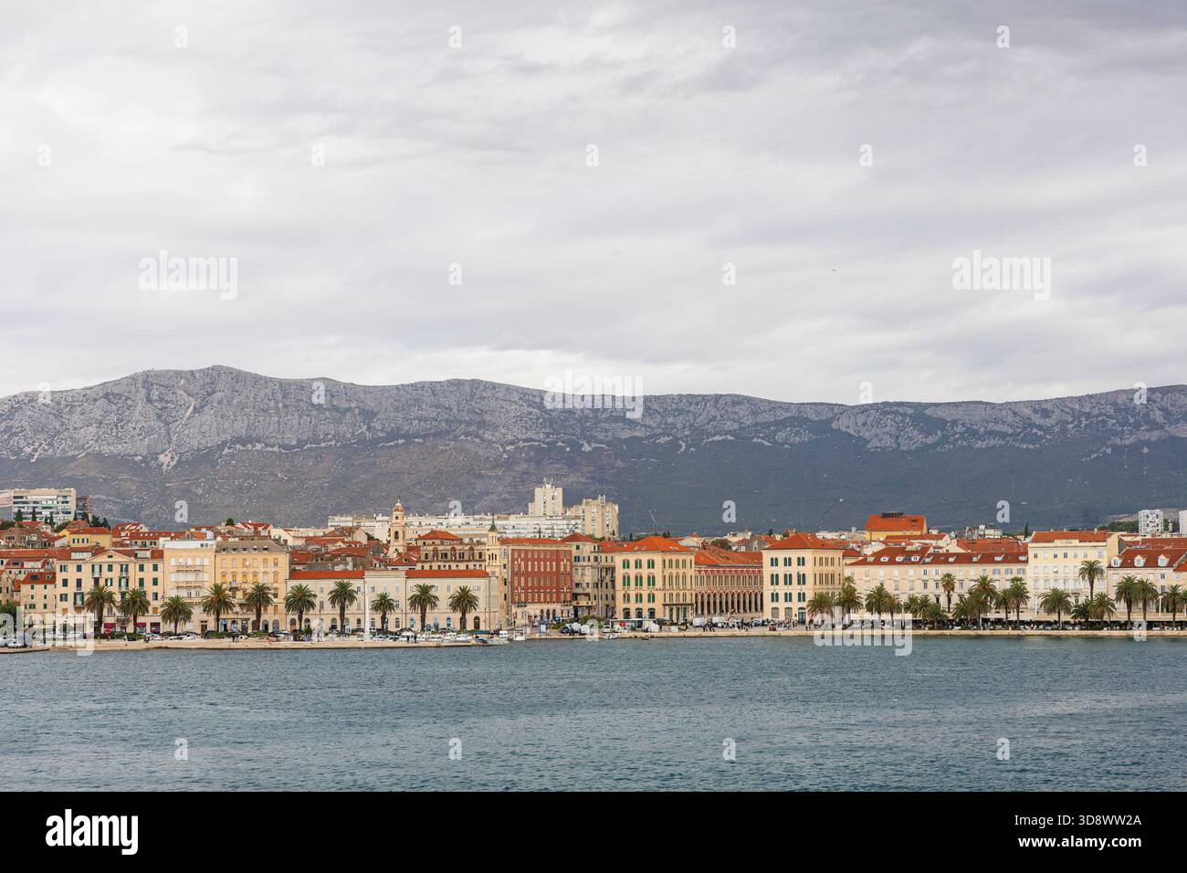 SPALATO, CROAZIA, 10.25.2025: Vivace paesaggio costiero di architettura mediterranea circondato da uno sfondo di montagna, mare vivace e atmosfera vivace Foto Stock