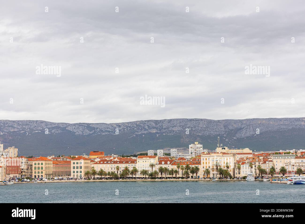 SPALATO, CROAZIA, 10.25.2025: Vivace paesaggio costiero di architettura mediterranea circondato da uno sfondo di montagna, mare vivace e atmosfera vivace Foto Stock