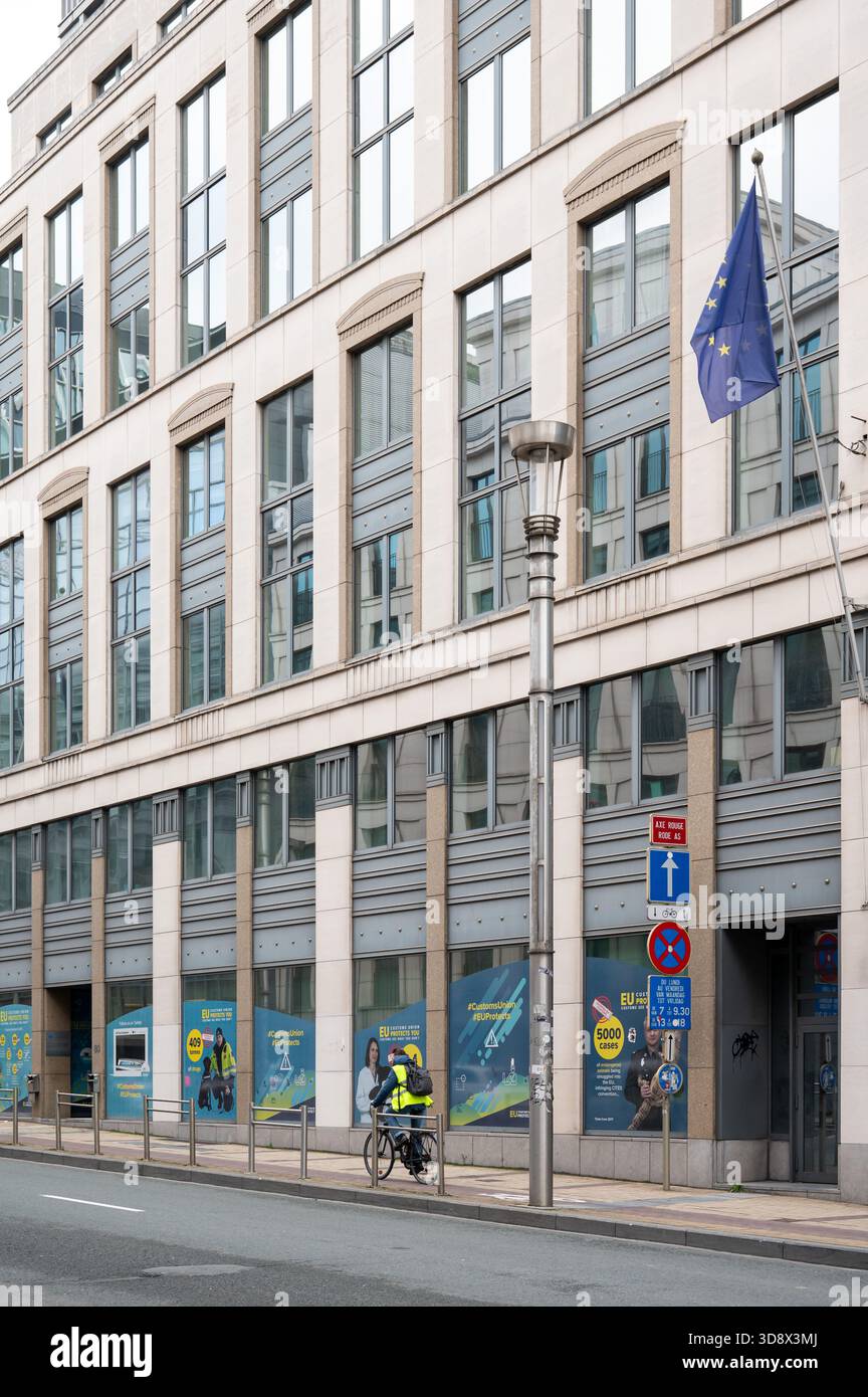 Vista esterna dell'edificio che ospita l'Unione doganale dell'UE (o l'amministrazione doganale dell'UE associata) a Bruxelles, che rappresenta le dogane e gli scambi commerciali europei Foto Stock