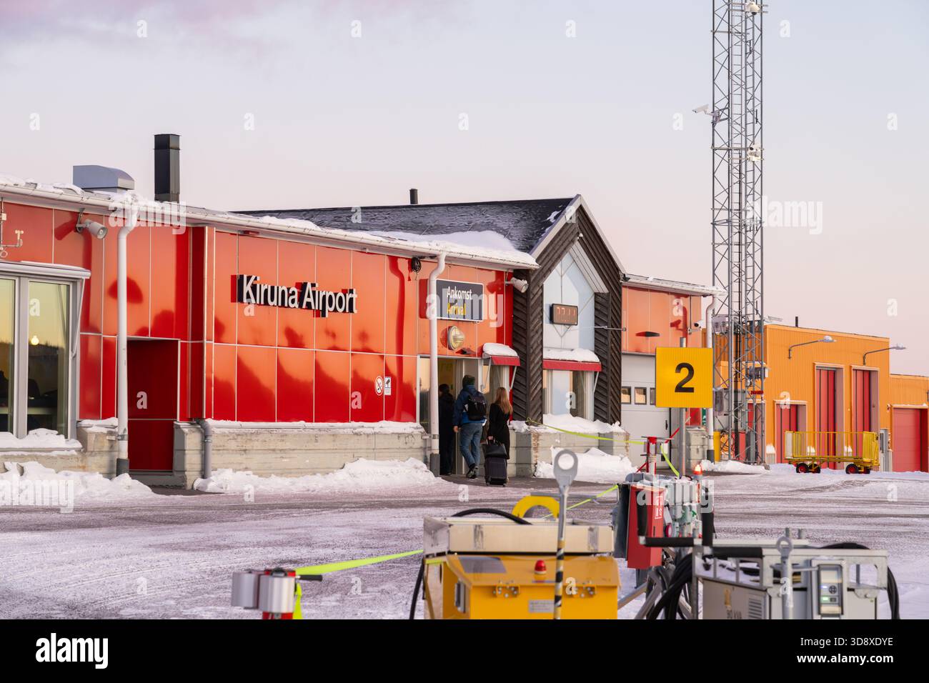 Kiruna, Svezia - 30 novembre 2025: Terminal degli arrivi dell'aeroporto di Kiruna, in inverno, con il famoso colore rosso Foto Stock