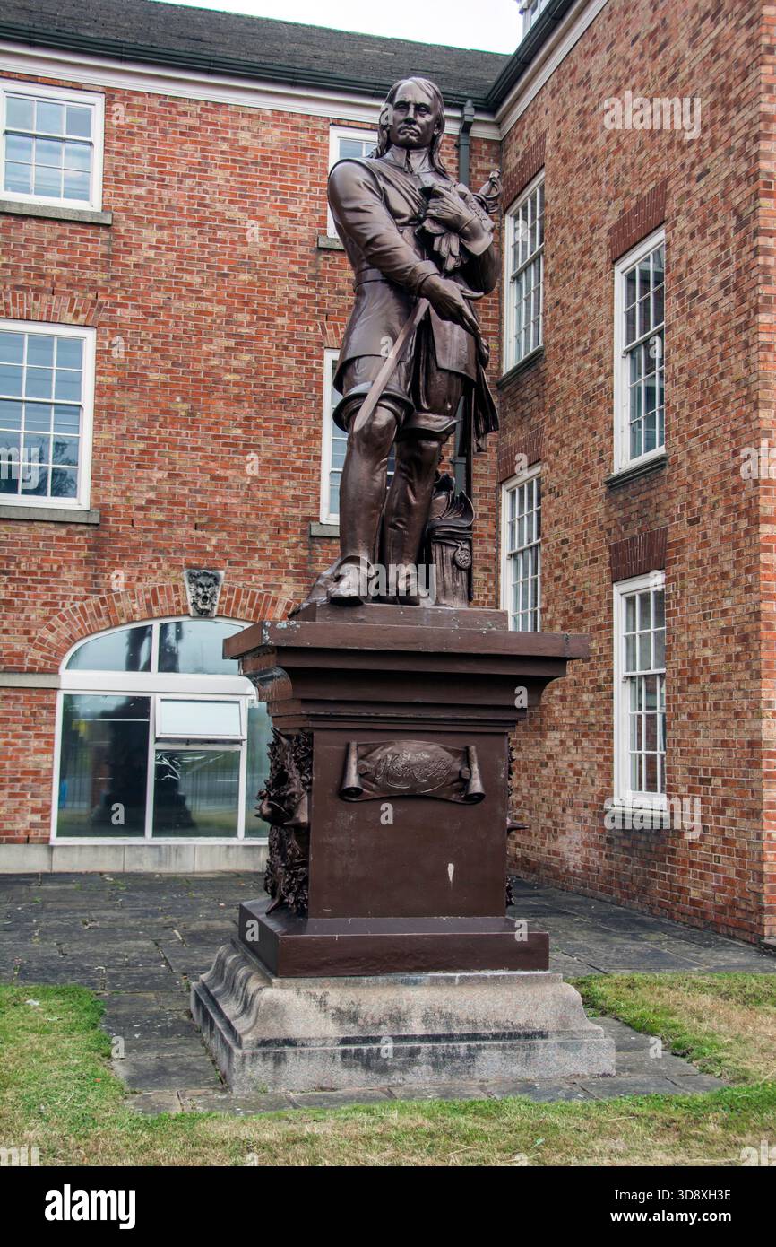 Statua di Oliver Cromwell, Warrington 1899 (vista intera), in occasione del 300° anniversario della nascita di Cromwell, di fronte alla Warrington Academy Foto Stock