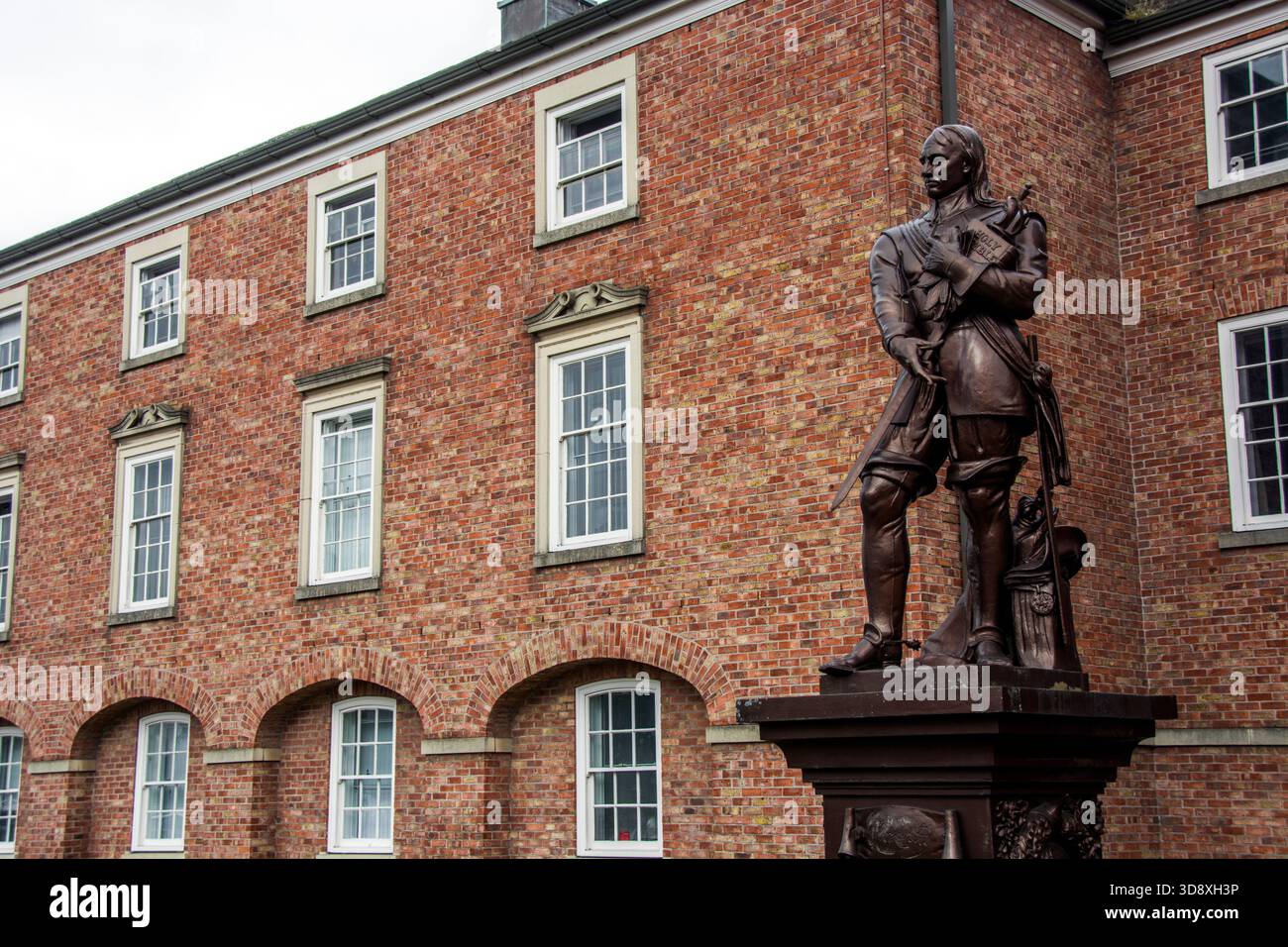 Statua di Oliver Cromwell, Warrington 1899 (vista intera), in occasione del 300° anniversario della nascita di Cromwell, di fronte alla Warrington Academy Foto Stock