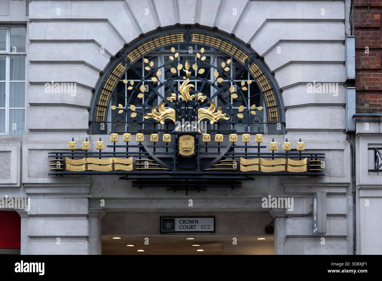 LONDRA, Regno Unito - 29 NOVEMBRE 2025: Lavori in metallo ornato sopra il cartello per Crown Court nella City di Londra Foto Stock