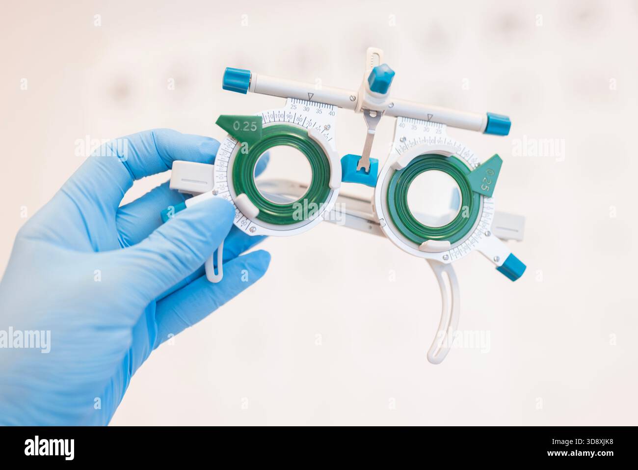 Un oftalmologo che indossa guanti può contenere gli occhiali. Occhiali per test oculari. Telaio di prova per test di visione. Lenti correttive. Foto Stock