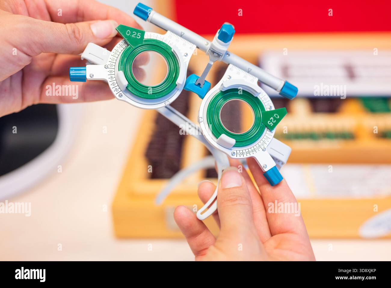 Un oftalmologo regge un paio di occhiali per test oculistici. Una cornice di prova per controllare la visione. Lenti correttive. Foto Stock