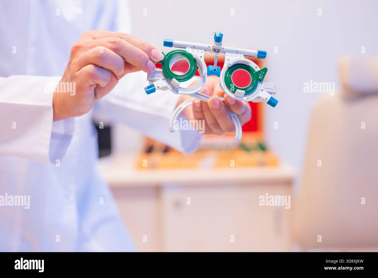 Un oftalmologo che indossa guanti può contenere gli occhiali. Occhiali per test oculari. Telaio di prova per test di visione. Lenti correttive. Foto Stock