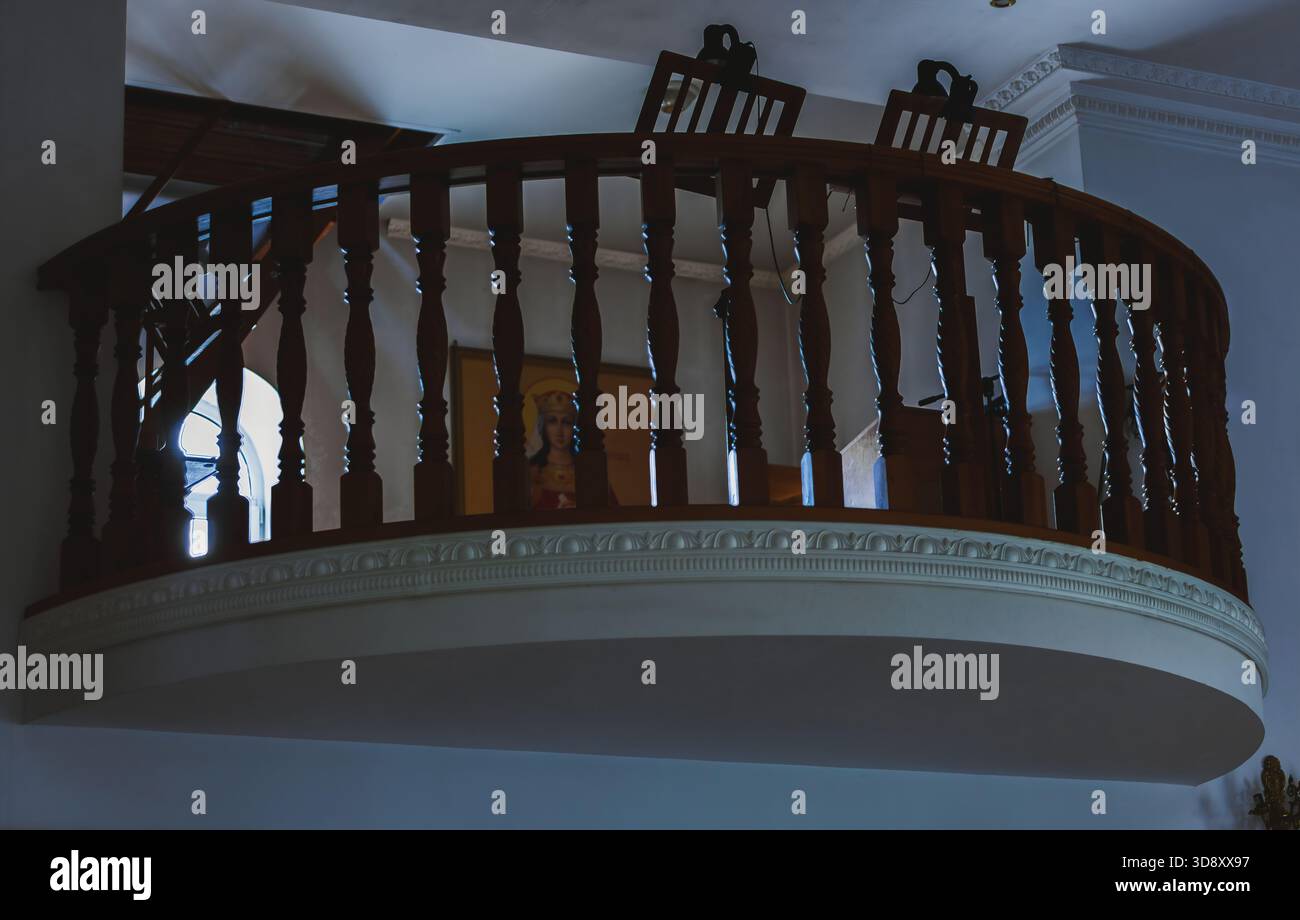 La fotografia mostra un vecchio balcone in legno della chiesa progettato appositamente per il canto corale durante i servizi religiosi. La struttura in legno scuro si trova in un edificio Foto Stock