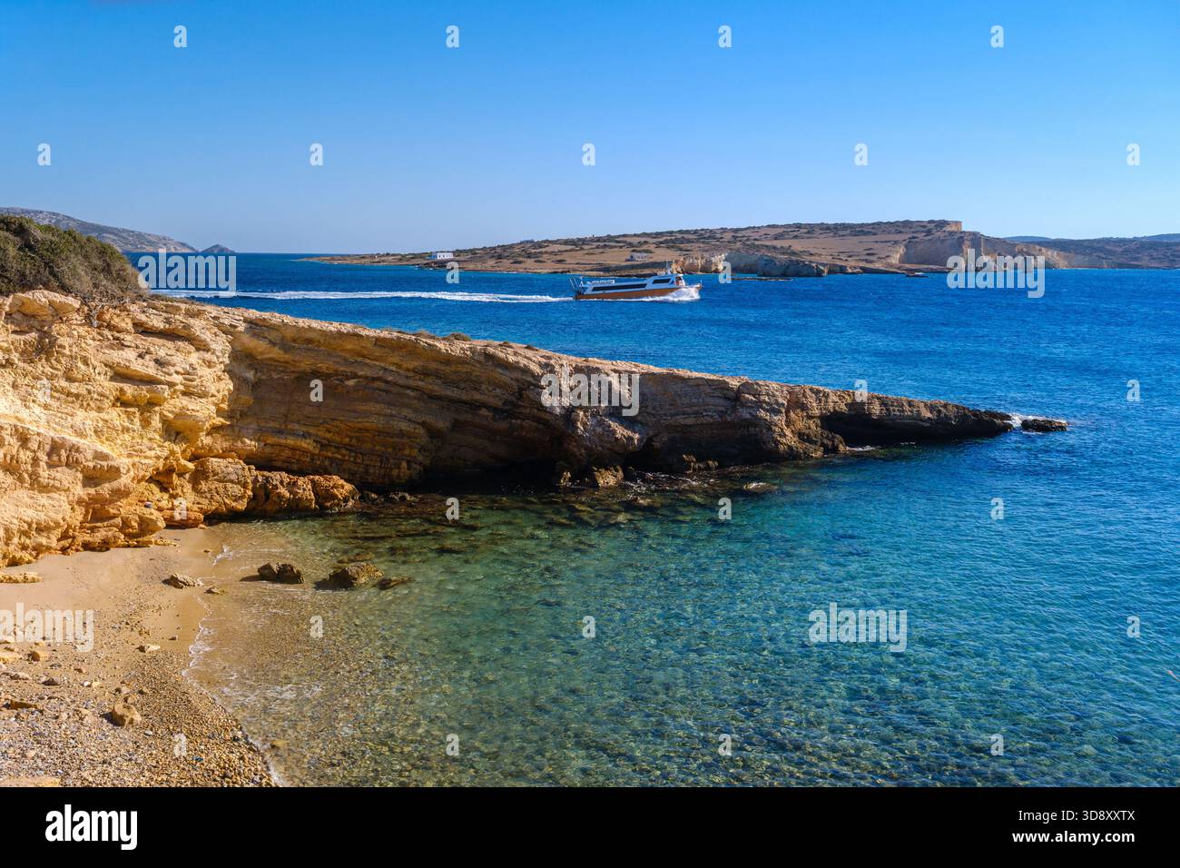 Ano Koufonisi, GR - 9 settembre 2025: Costa di Ano Koufonisi con acqua smeraldo e rocce gialle in Grecia Foto Stock