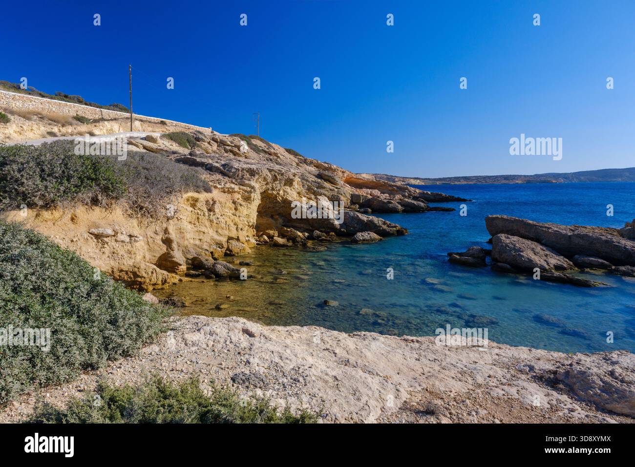 Costa di Ano Koufonisi con acqua color smeraldo e rocce gialle in Grecia Foto Stock