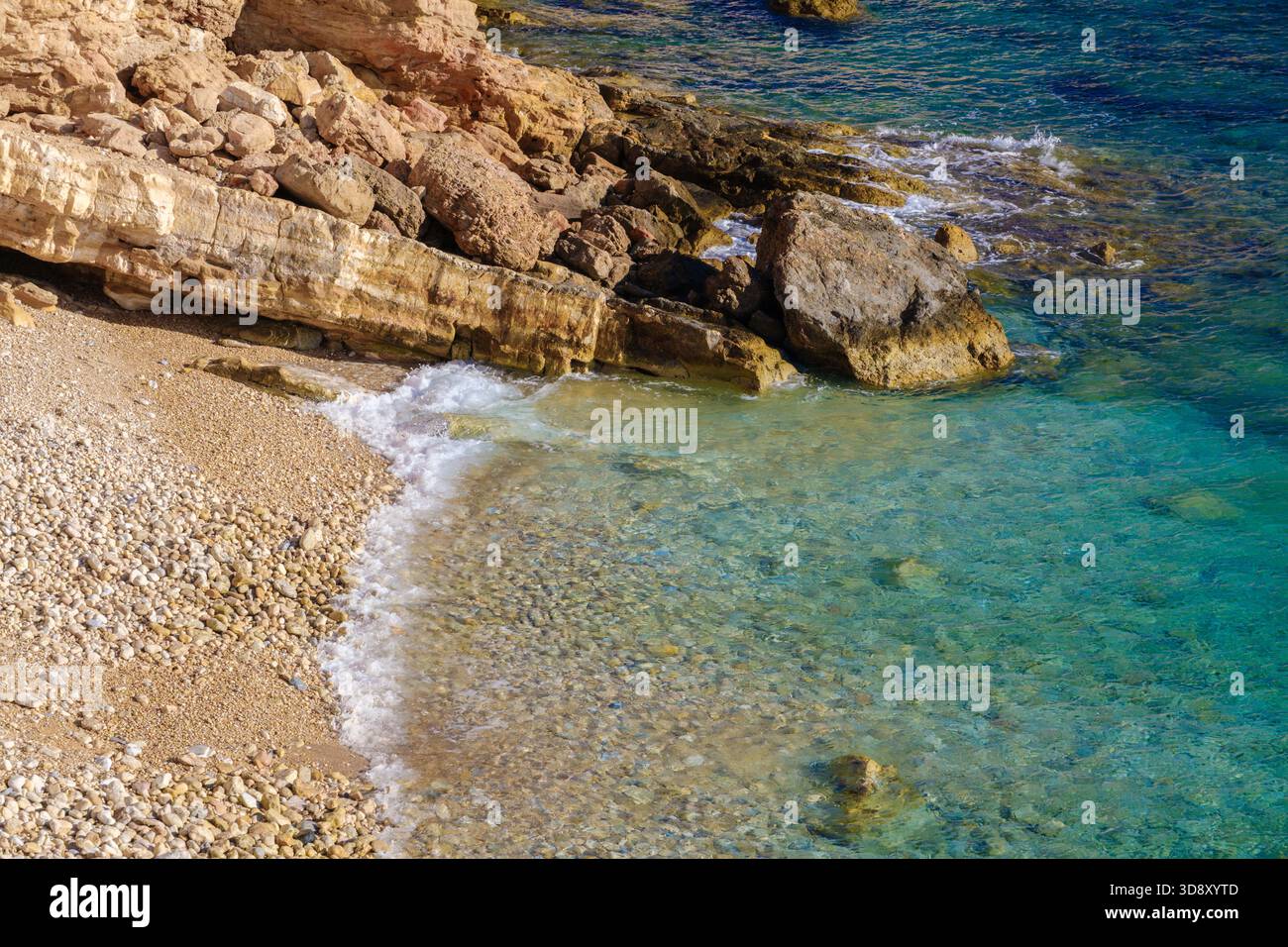 Costa di Ano Koufonisi con acqua color smeraldo e rocce gialle in Grecia Foto Stock