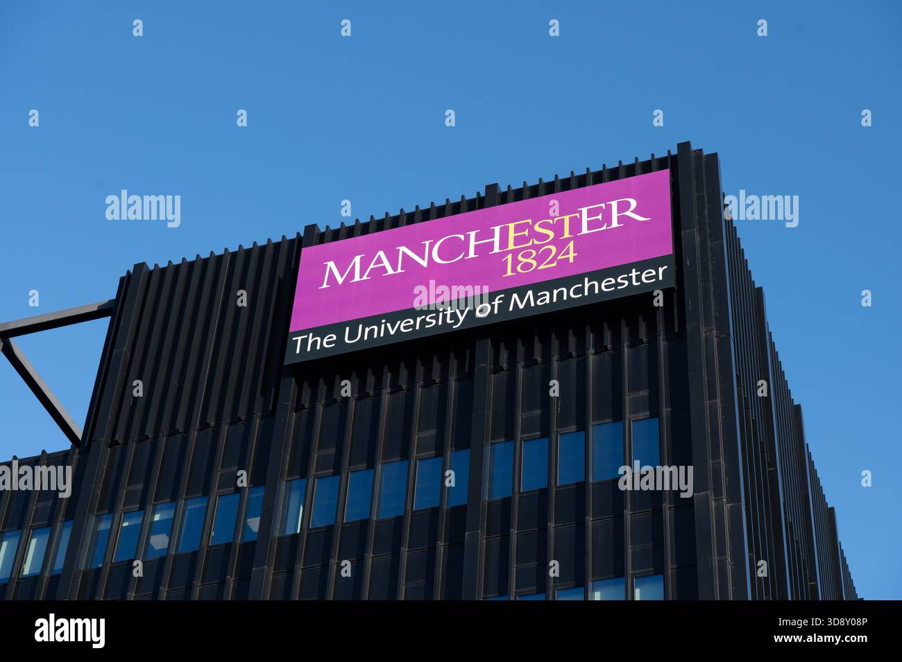 Marchio dell'Università di Manchester presso il Nancy Rothwell Building, sede della Scuola di Ingegneria. Foto Stock