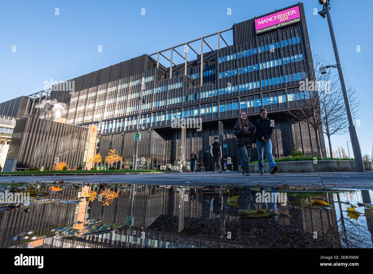 Il Nancy Rothwell Building, sede della Scuola di Ingegneria dell'Università di Manchester. Foto Stock
