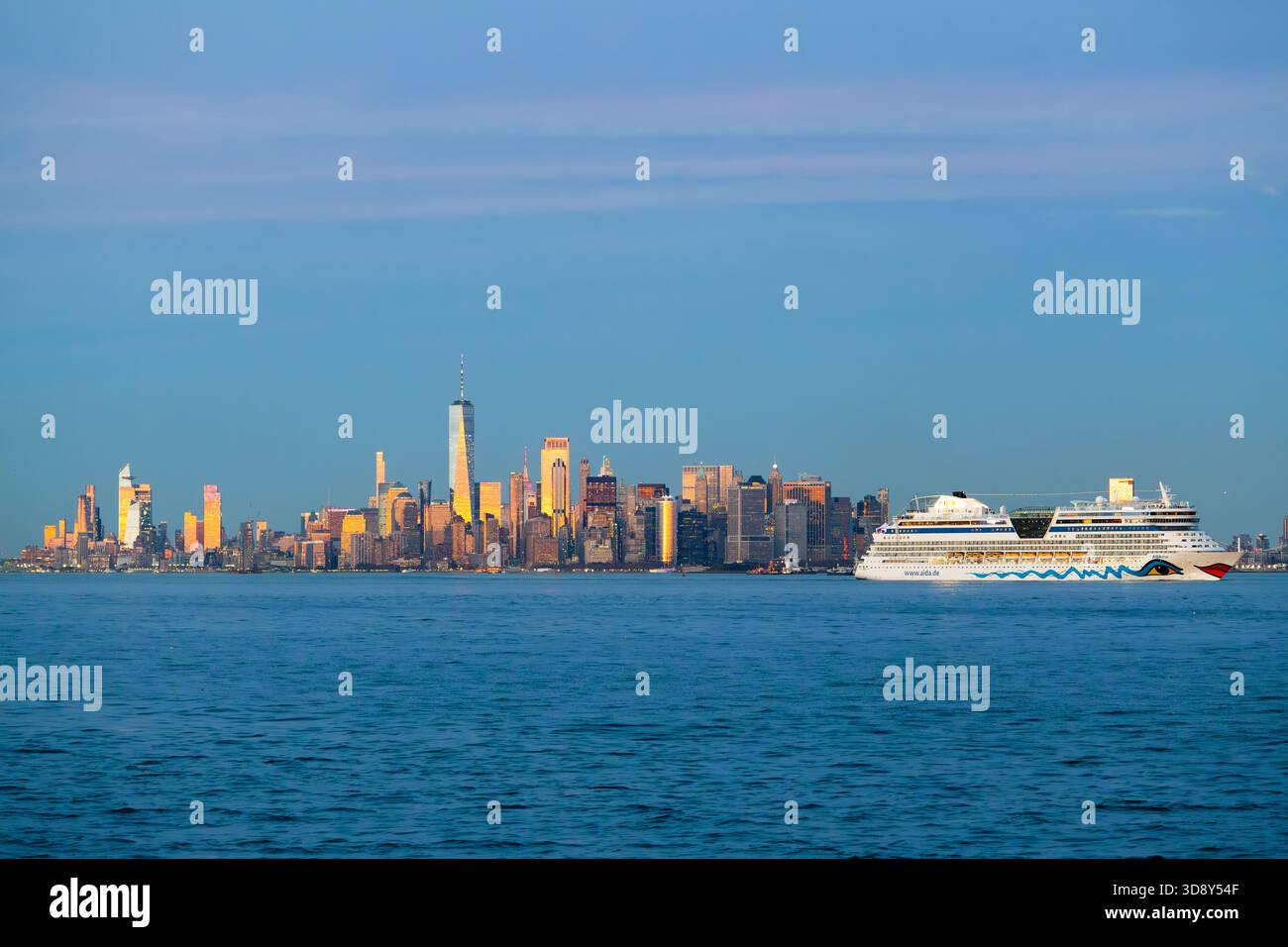 La nave da crociera "Aida Diva" naviga verso Hutson Bay vicino a Manhattan, New York Foto Stock