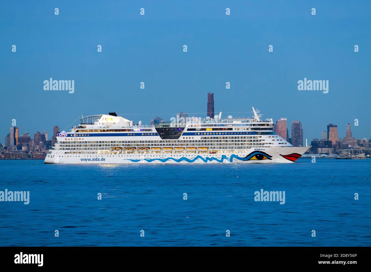 La nave da crociera "Aida Diva" naviga verso Hutson Bay vicino a Manhattan, New York Foto Stock
