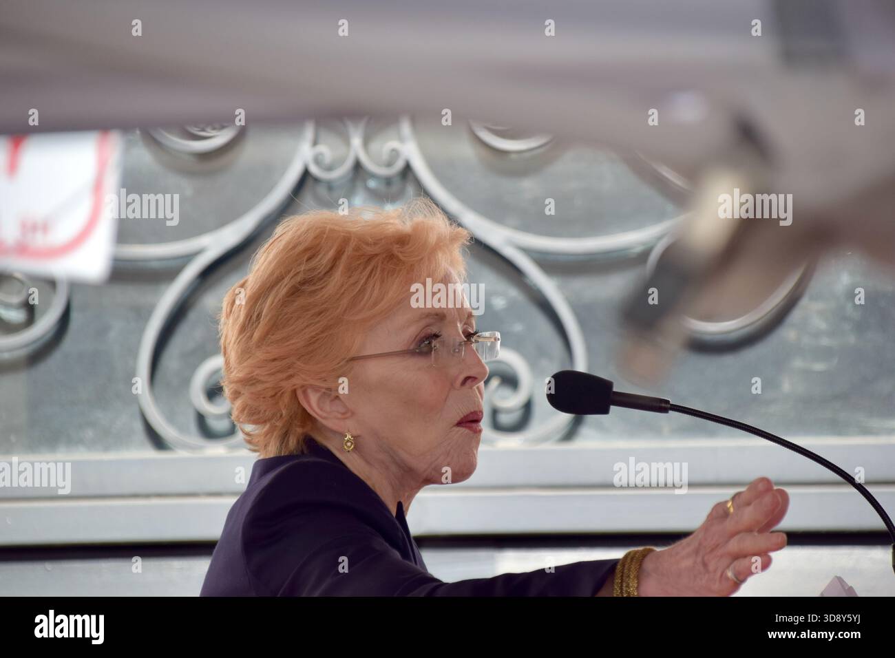 L'attrice Holland Taylor, partner di Sarah Paulson, partecipa alla cerimonia della Hollywood Walk of Fame in onore di Paulson il 2 dicembre 2025 a Los Angeles. Foto Stock