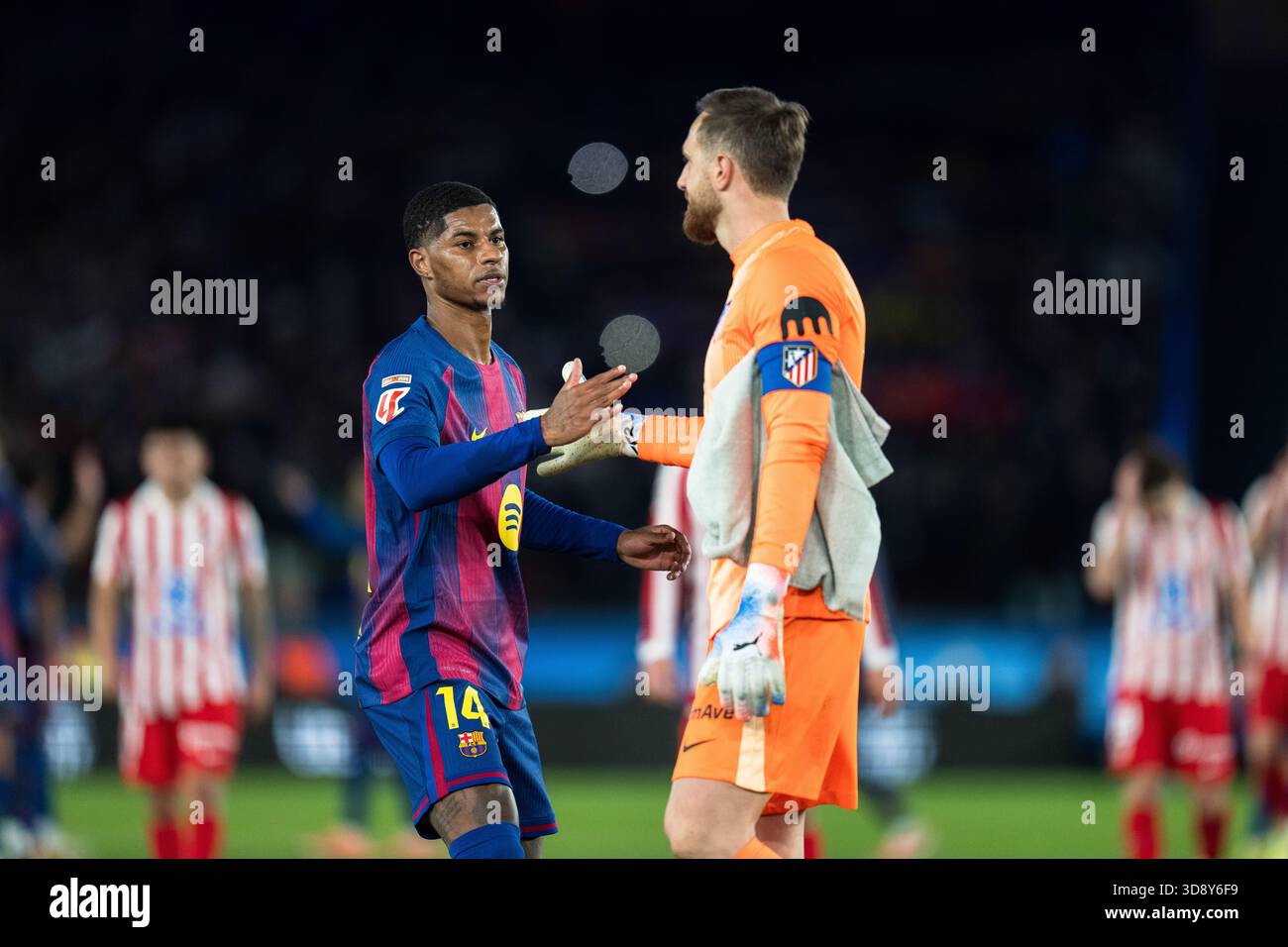 Marcus Rashford (14) e Jan Oblak (13) portiere dell'Atletico de Madrid durante la partita LaLiga EA Sports tra FC Barcelona e Atletico de Madrid a Spotify Camp Nou, Barcellona, Spagna, il 3 dicembre 2025. Foto Stock