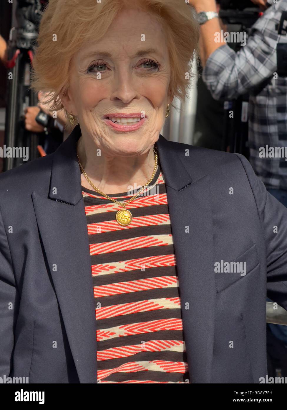L'attrice Holland Taylor, partner di Sarah Paulson, partecipa alla cerimonia della Hollywood Walk of Fame in onore di Paulson il 2 dicembre 2025 a Los Angeles. Foto Stock