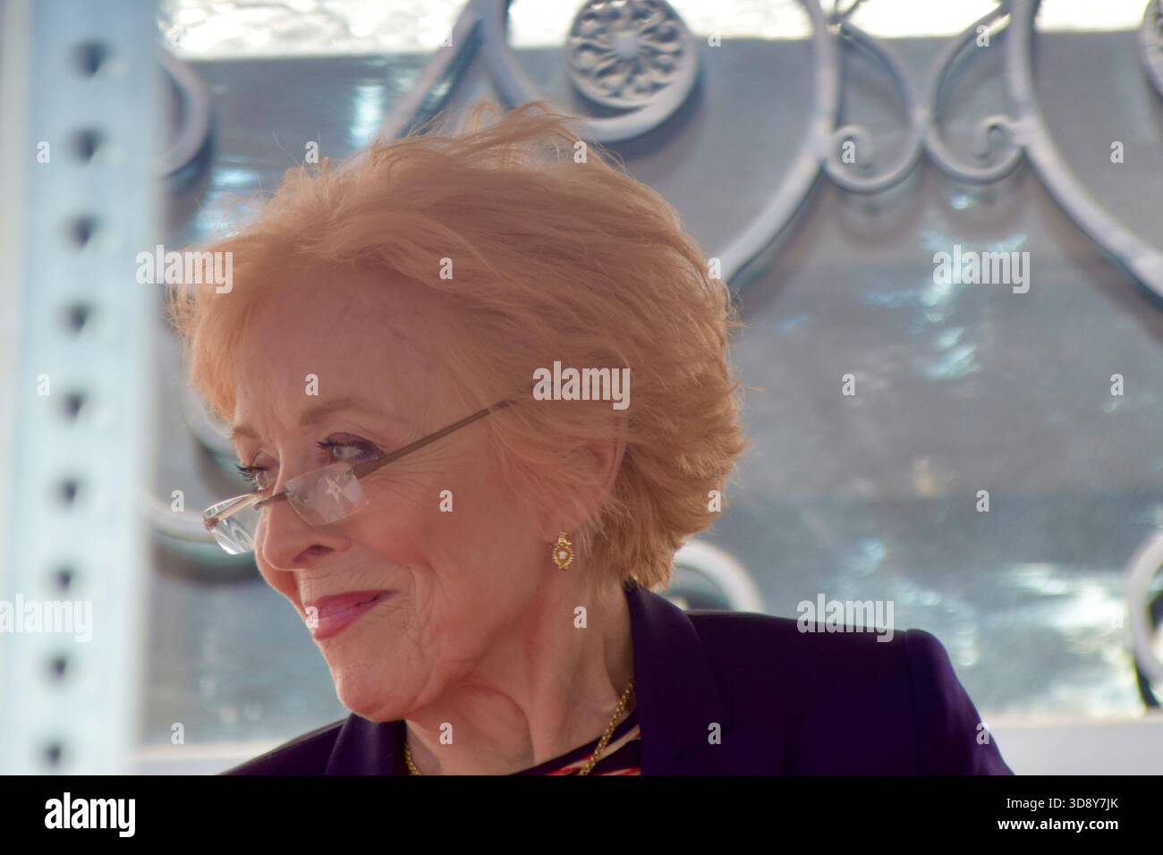 L'attrice Holland Taylor, partner di Sarah Paulson, partecipa alla cerimonia della Hollywood Walk of Fame in onore di Paulson il 2 dicembre 2025 a Los Angeles. Foto Stock