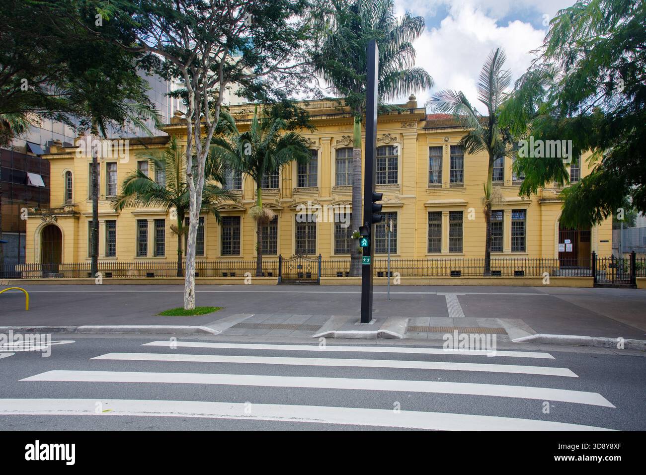 La scuola Rodrigues Alves in un edificio storico in Paulista Avenue è chiusa ai pedoni domenica, San Paolo, Brasile Foto Stock