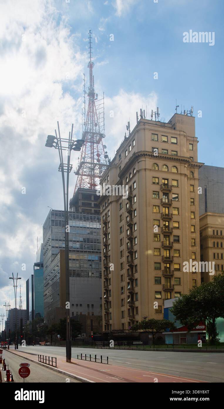 Un edificio di uffici di architettura moderna in Paulista Avenue, San Paolo, Brasile Foto Stock