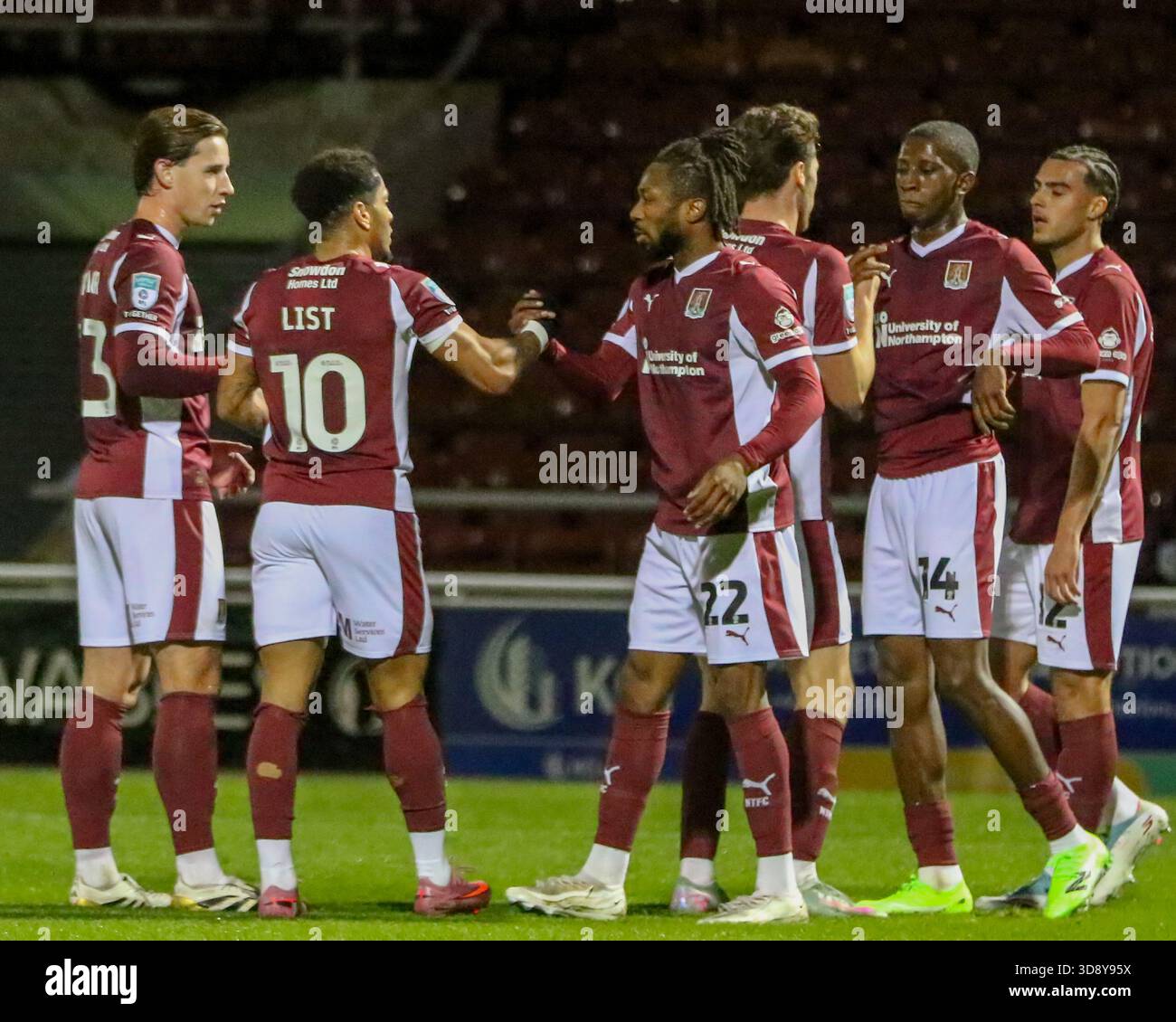 Northampton, Regno Unito. 2 dicembre 2025. Elliott List si congratula con Kyle Edwards del Northampton Town per aver segnato il primo gol nel 2° turno dell'EFL Trophy Northampton Town contro Wycombe Wanderers Credit: Clive Stapleton/Alamy Live News Foto Stock