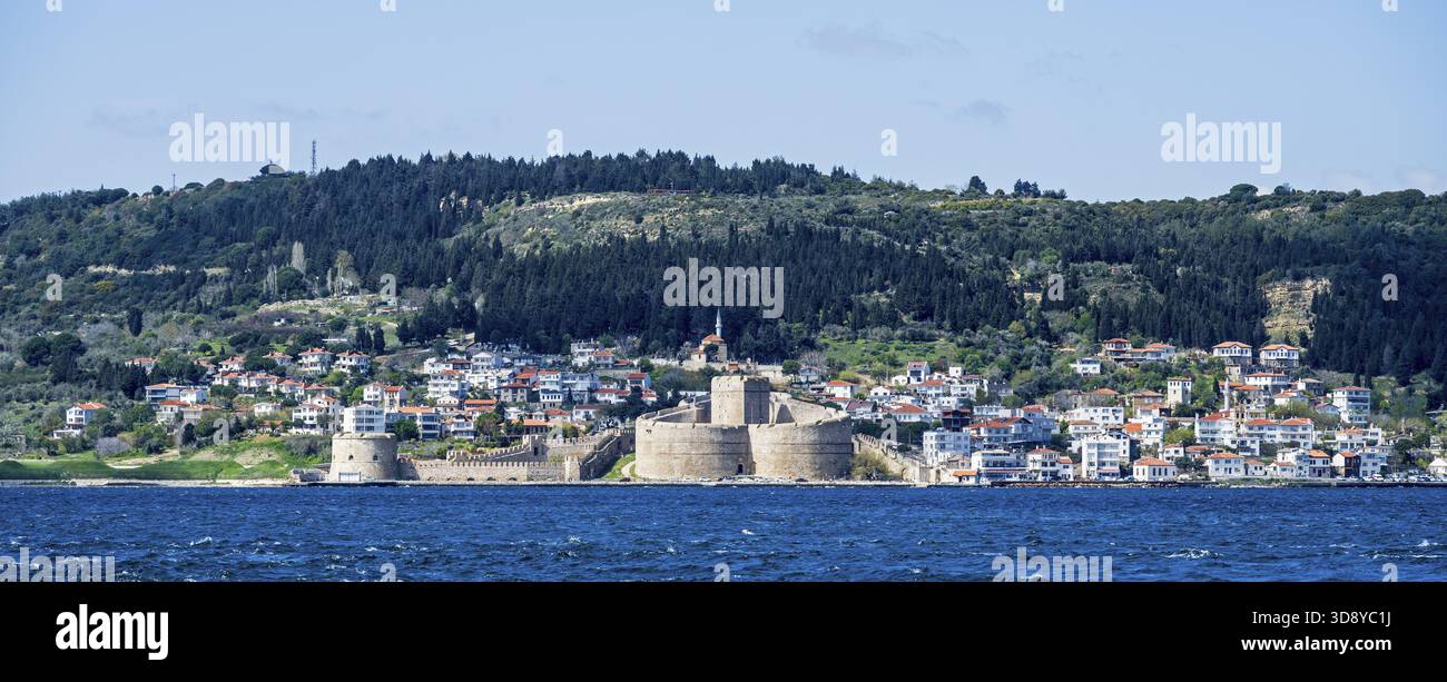 Una città costiera fortificata con colline boscose e viste dirette sul mare, il castello di Kilitbahir e Kilitbahir, la penisola di Gallipoli, la provincia di Canakkale, Canakkal Foto Stock