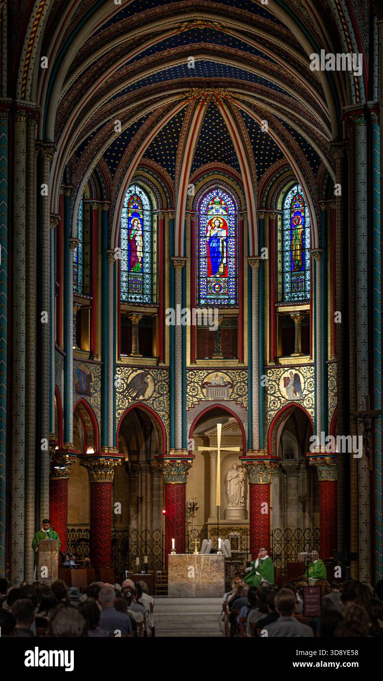 Parigi, Francia 08 04 2023: Parte dell'interno della Chiesa cattolica di Eglise Saint-Sulpice, la più grande chiesa di Parigi, Francia. Alto come Notre-Dame, Th Foto Stock