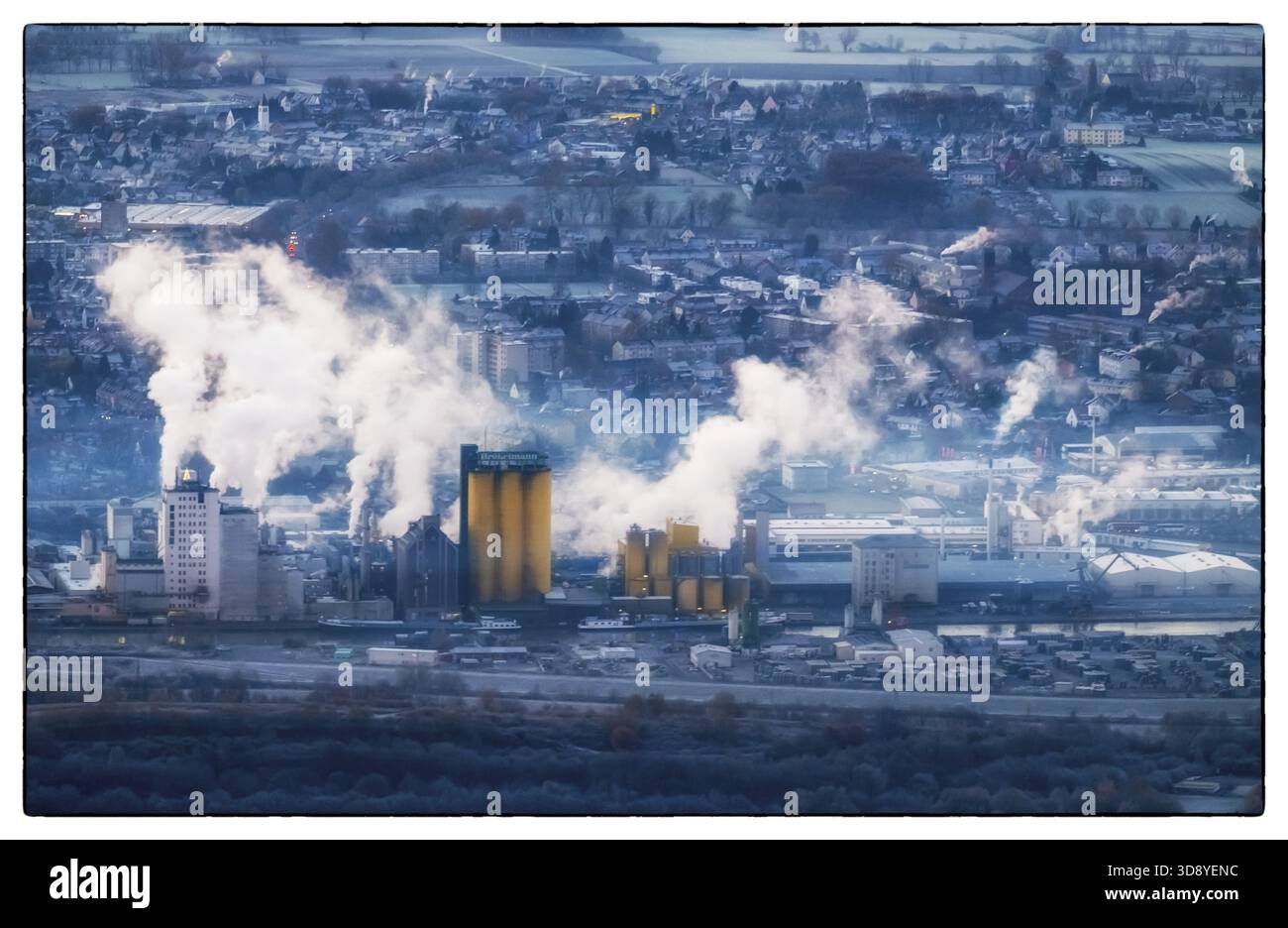 Hammer Hafen, Oelmuehle Broekelmann, canale Datteln-Hamm, foschia mattutina, nuvole di fumo, Hamm, regione della Ruhr, Renania settentrionale-Vestfalia, Germania, DE, Europa, aer Foto Stock