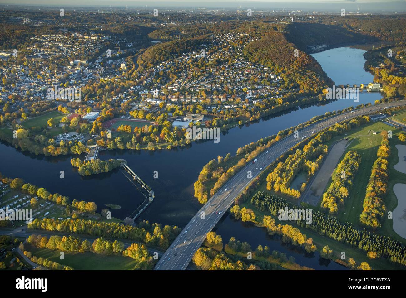 Ruhr Confluence Volme: Centrale elettrica e diga di Stiftsmuehle con arrampicata e chiusa dei pesci, Friedrich-Harkort-Gymnasium e barriere acustiche di scarsa qualità alla A1, Hengs Foto Stock
