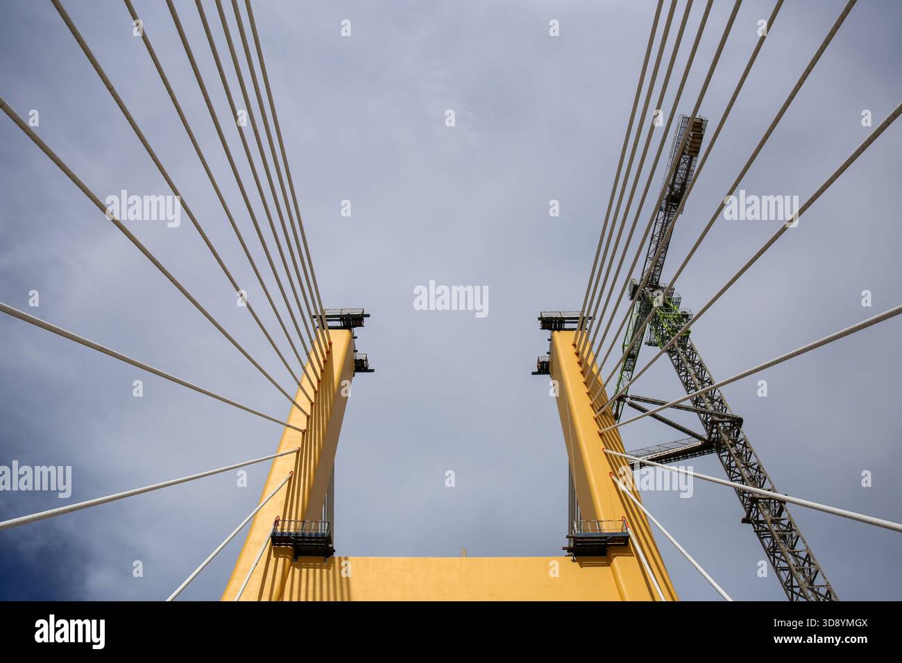 Costruzione di ponti strallati con gru a torre sotto il cielo blu Foto Stock