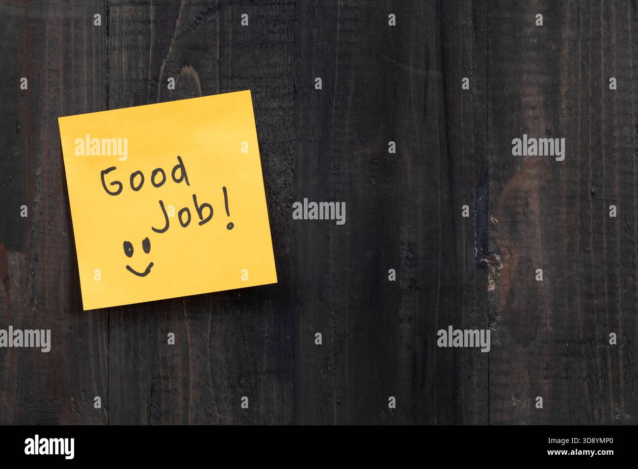 Immagine del concetto di idea positiva utilizzando un tavolo di legno e una nota adesiva con le parole "buon lavoro" Foto Stock