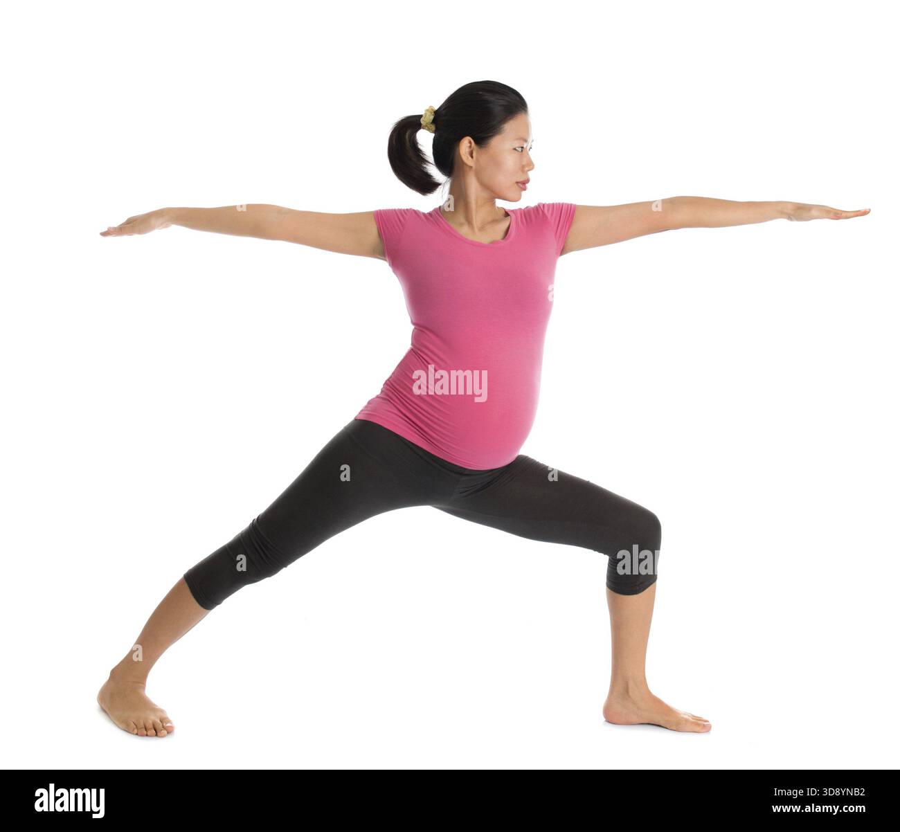 Yoga prenatale di classe. Lunghezza completa asiatici sano donna incinta facendo esercizi yoga stretching a casa, fullbody isolati su sfondo bianco. Lo Yoga posi Foto Stock