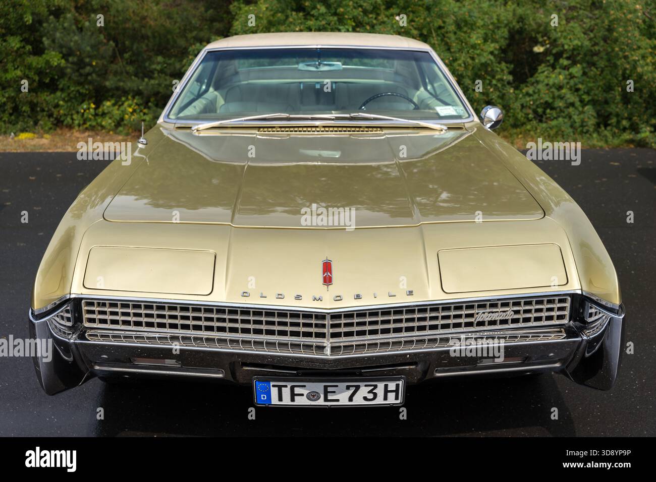 LINTHE, GERMANIA - 8 GIUGNO 2025: La vista frontale della coupé full-size Oldsmobile Toronado a 2 porte di lusso personale di colore beige, 1973. Mostra die oldtimer. Foto Stock