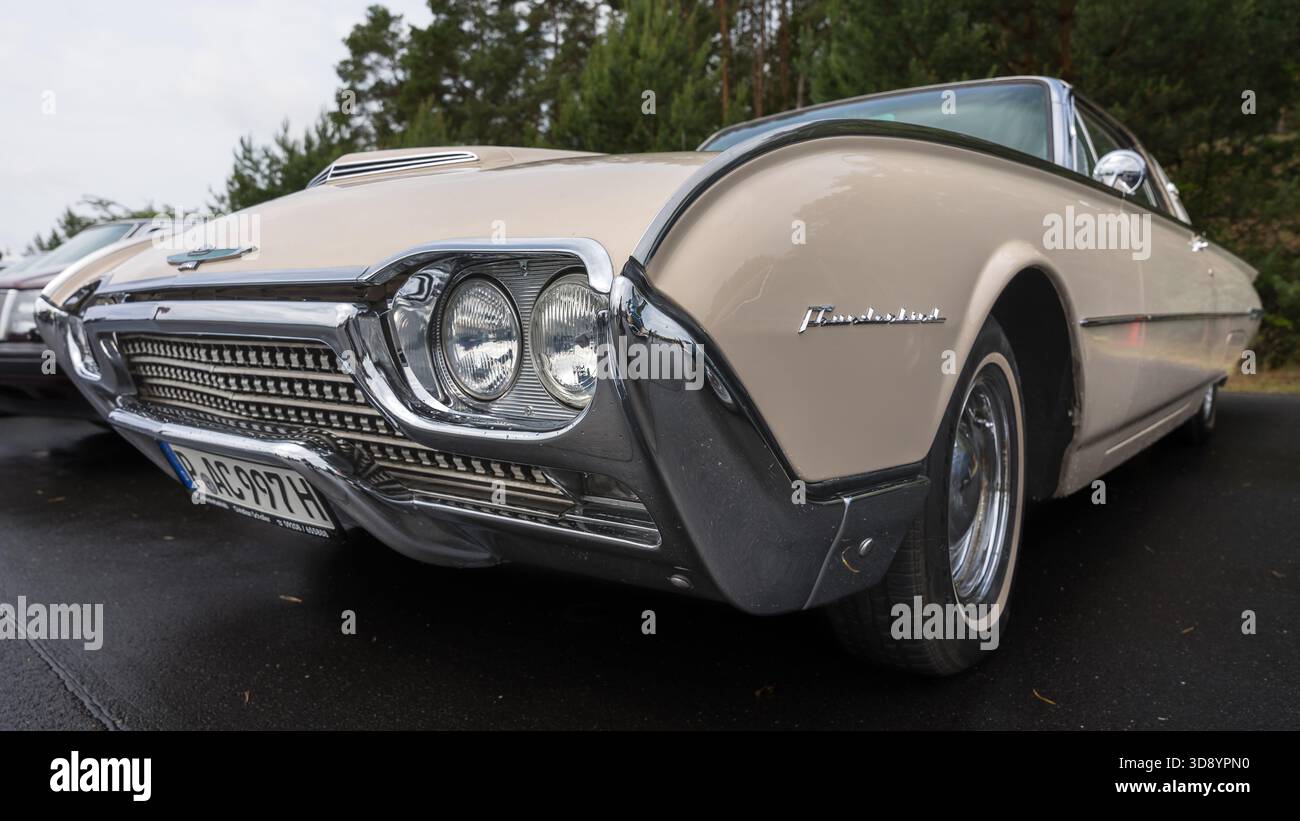 LINTHE, GERMANIA - 8 GIUGNO 2025: La Ford Thunderbird Classic coupé a 2 porte con vista frontale bassa su tre quarti, 1962. Mostra die oldtimer. Foto Stock