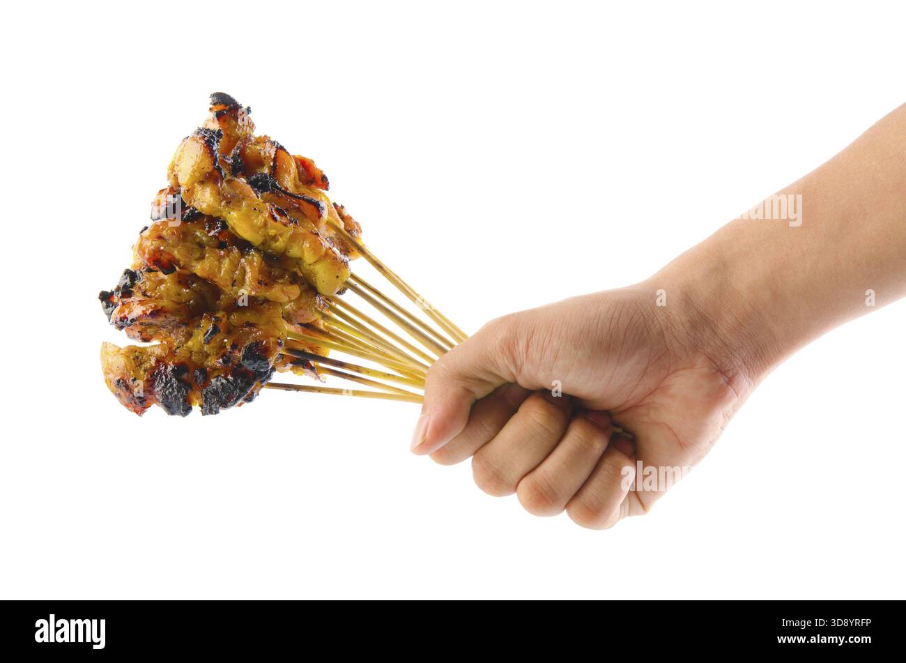 Asian man mano che tiene un mazzetto alla brace pollo satay su sfondo bianco Foto Stock